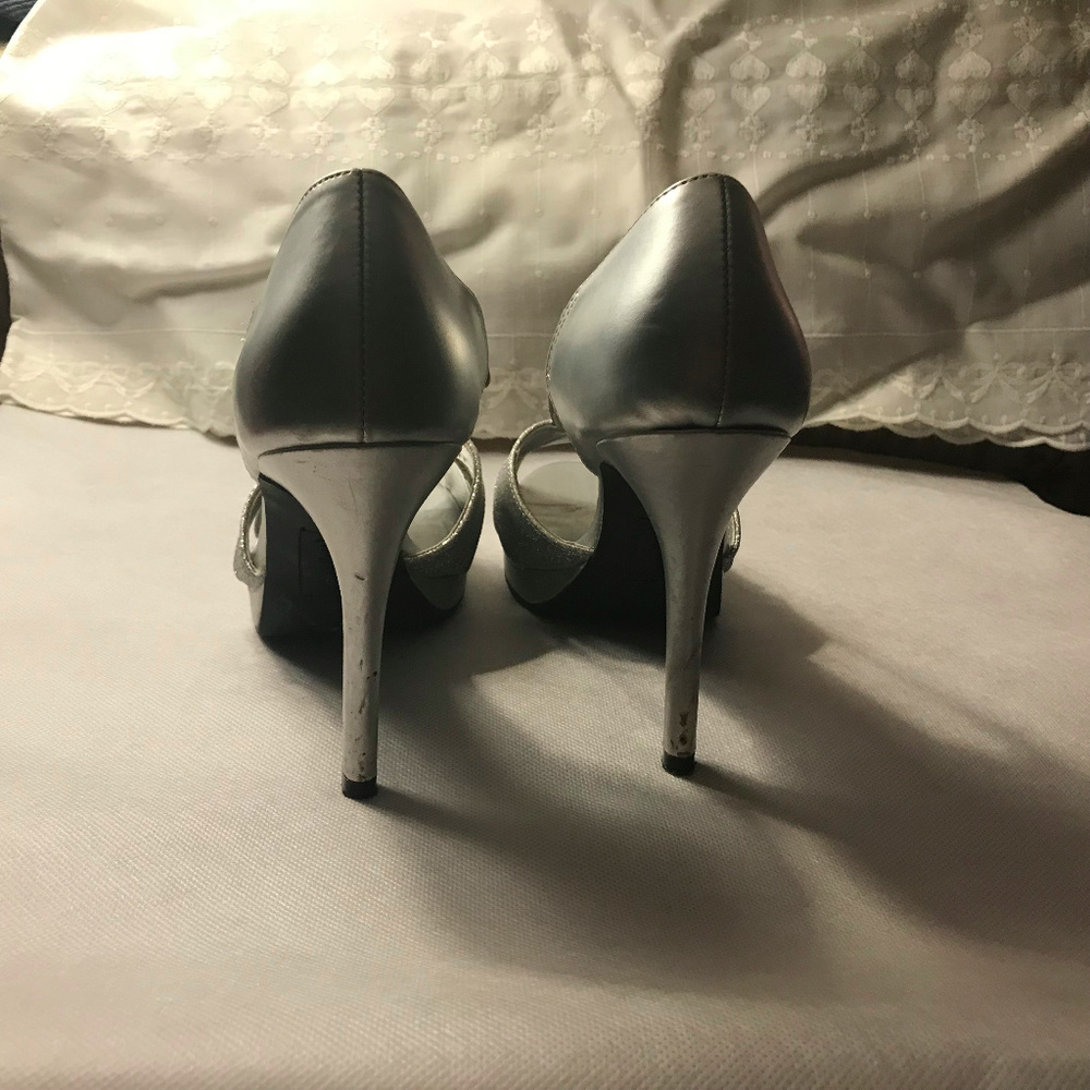 Silver Heels - Picture 4 of 5